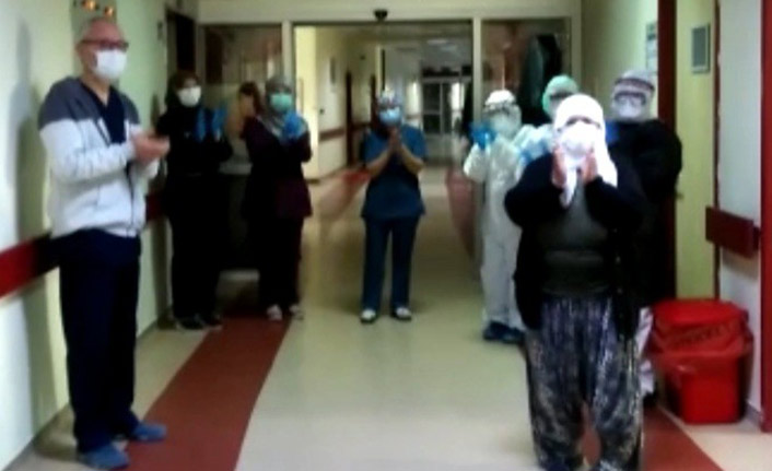 Koronayı yenen Altun teyze alkışlarla taburcu edildi