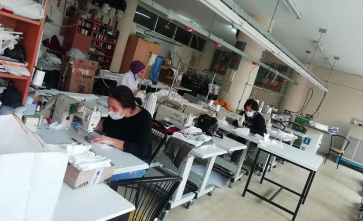 Trabzon'da Öğretim görevlileri maske üretiyor