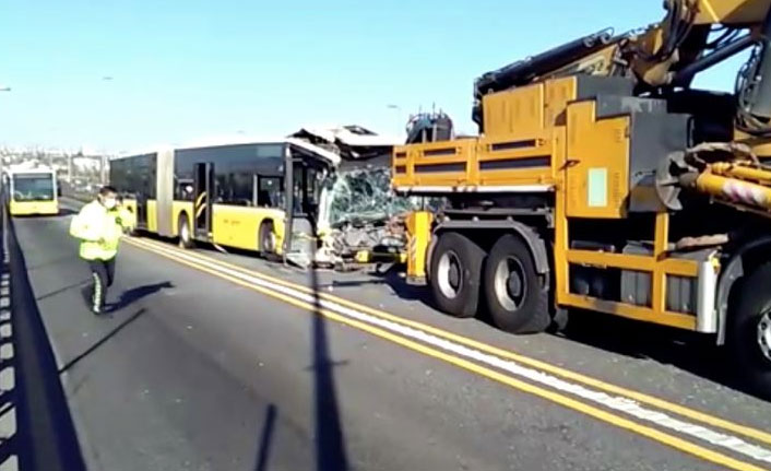 İki metrobüs çarpıştı