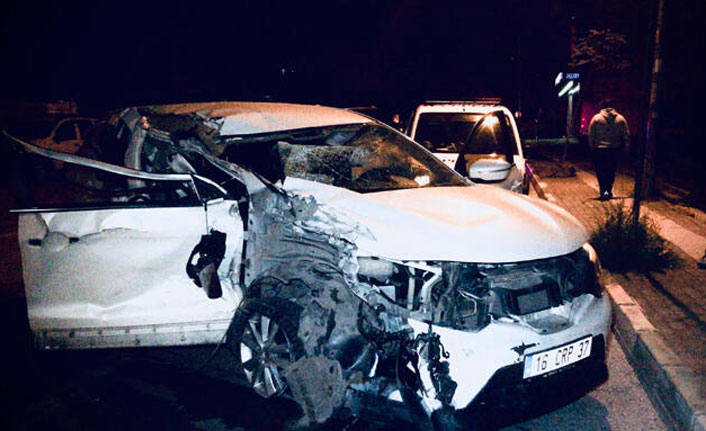 Ellerini dezenfekte ederken TIR'a çarptı!