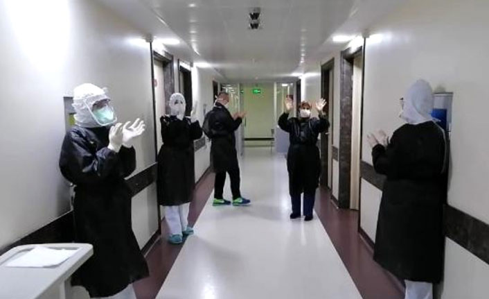 82 yaşında alkışlarla taburcu edildi