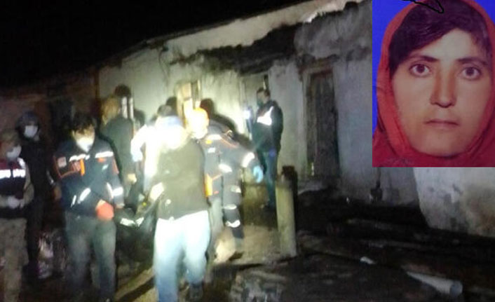 Yıkılan evin altında kaldı!