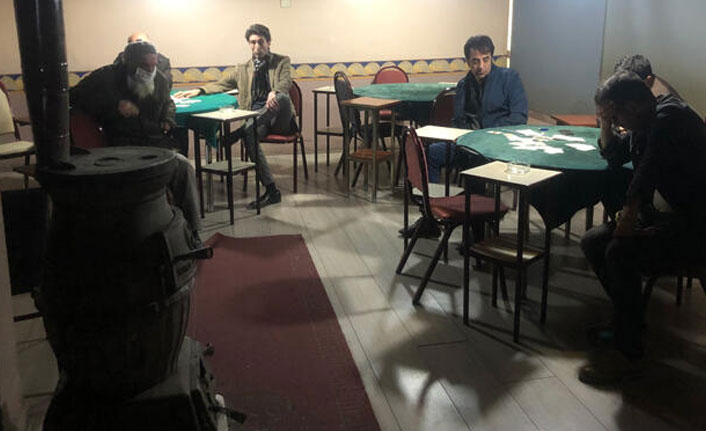 Sokağa çıkma yasağına saatler kala kumar oynarken yakalandılar