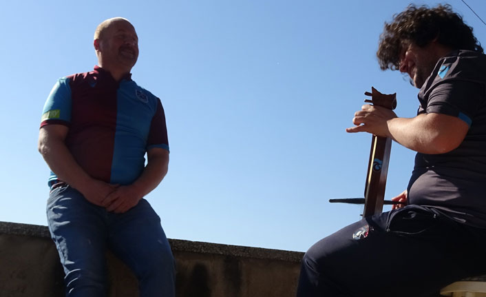 Sokağa çıkamayanlar için çatıda kemençeyle konser verdiler