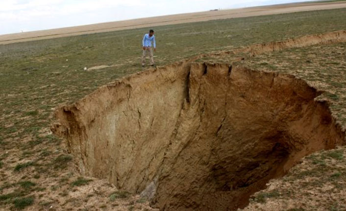 Bir anda dev obruk oluştu