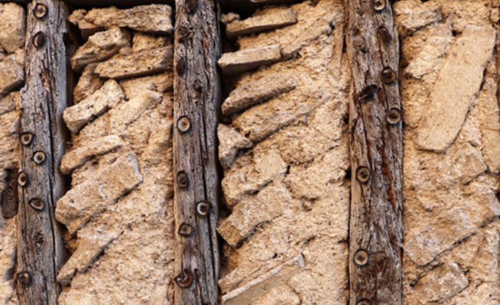 Bu evin dışı gazoz kapaklarıyla kaplı