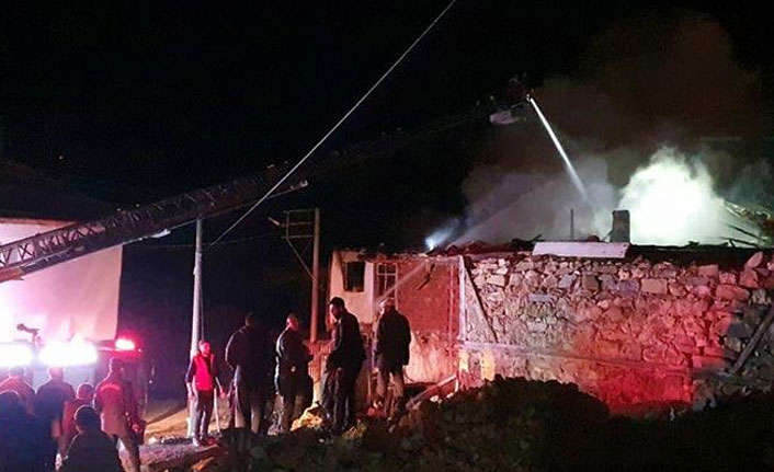 2 kardeşin bitişik evleri alev alev yandı!