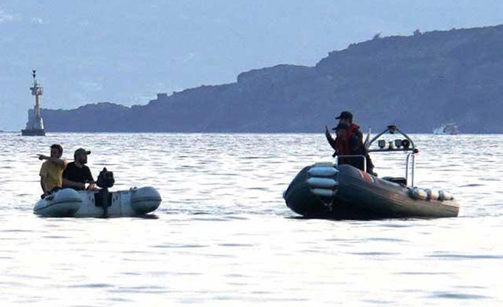 Yasağa uymayıp, lastik botla denize açıldılar