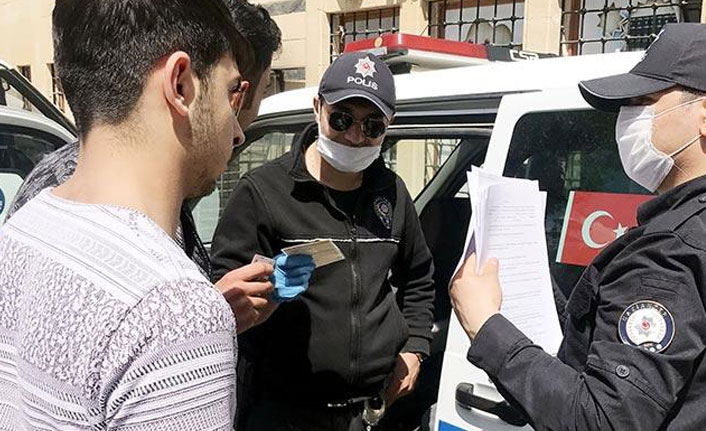 Sokağa çıkan 20 yaş altı gençlere ceza yağdı!