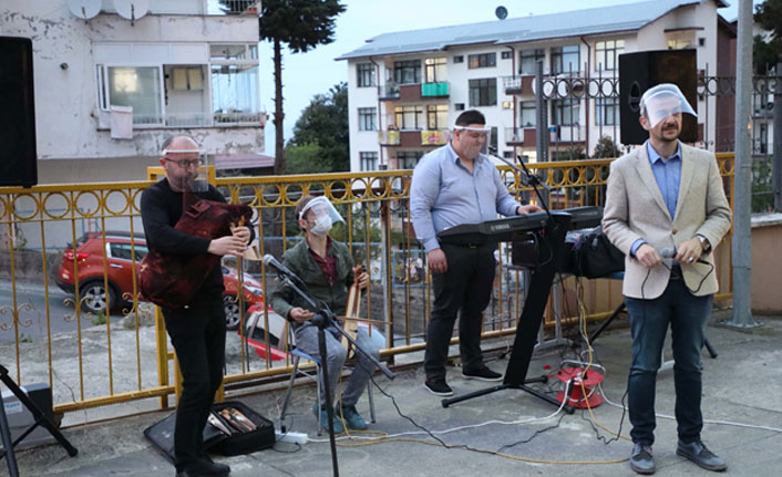 Rize'de karantinadakilere konserli moral