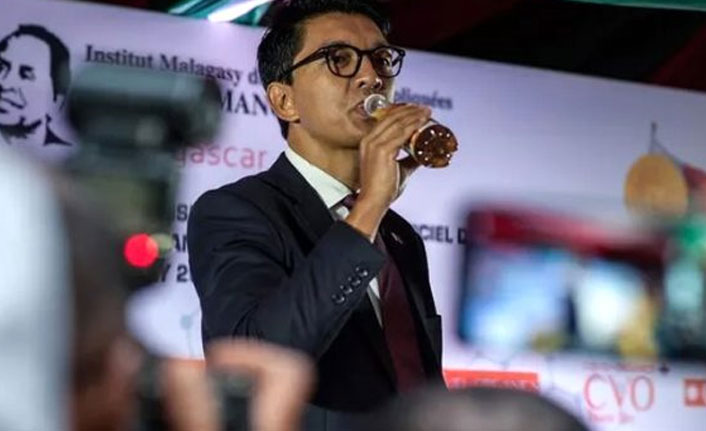 Cumhurbaşkanı, "Koronavirüs ilacını bulduk" diyerek kameralar önünde içti