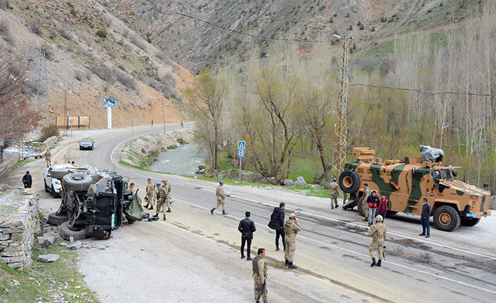 Askeri araç devrildi! Yaralılar var - 21 Nisan 2020