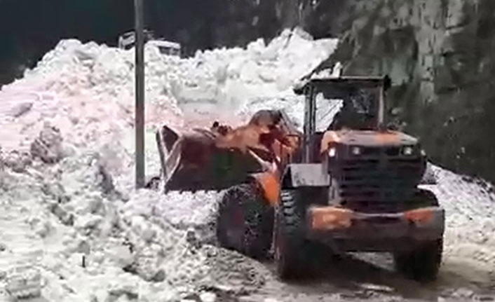 Rize’de yayla yollarında karla mücadele