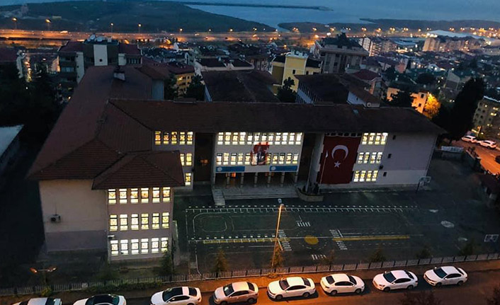 Trabzon'da 23 Nisan öncesi okulu gelin gibi süslediler