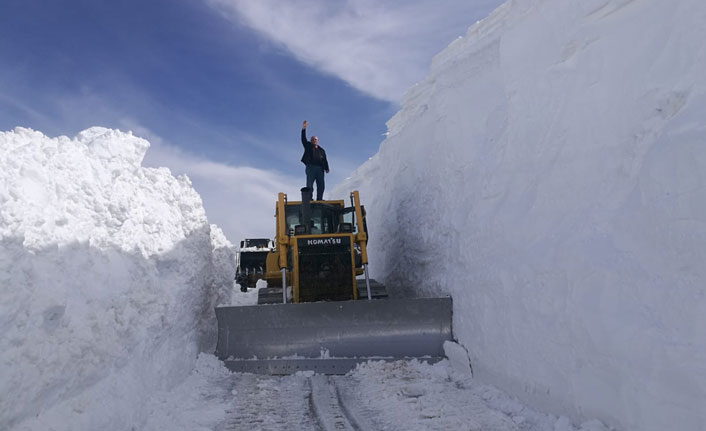 Dünyanın en tehlikeli yolunda karla mücadele