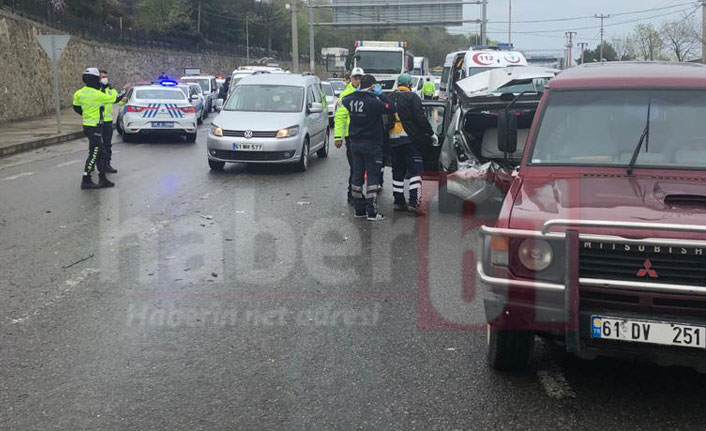 Trabzon'da 3 araç birbirine girdi! 2 Yaralı