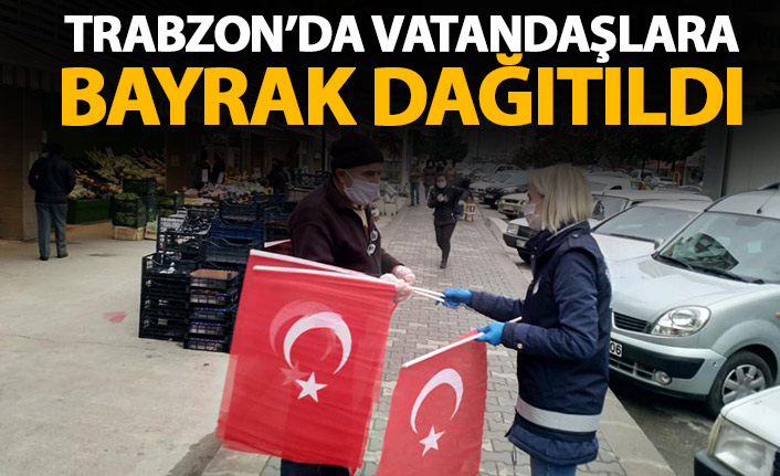 Trabzon'da vatandaşlara bayrak dağıtıldı