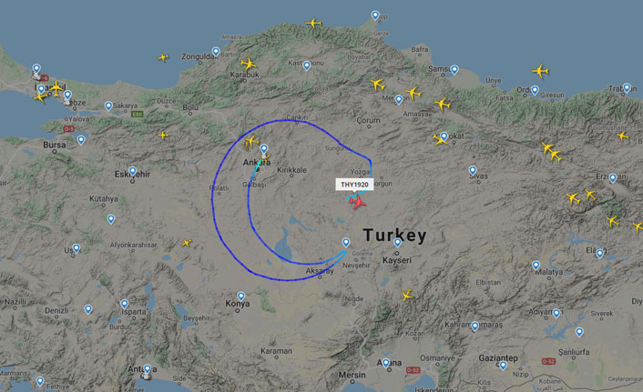 THY uçağı Türkiye semalarında Ay-Yıldız çizdi.. Gökyüzünde 23 Nisan coşkusu