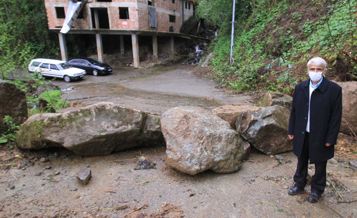 Koronavirüse karşı köyün bütün yollarını kapattı