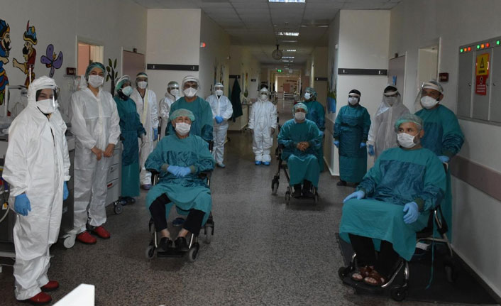 Koronayı yendiler, alkışlarla taburcu edildiler!