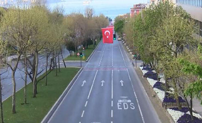 İstanbul'da yollar ve meydanlar boş kaldı