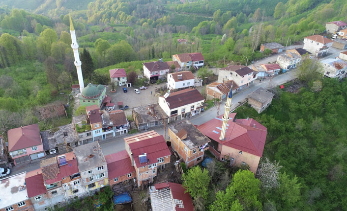 Komşu evlerde yaşayıp 2 dakika arayla iftar yapıyorlar