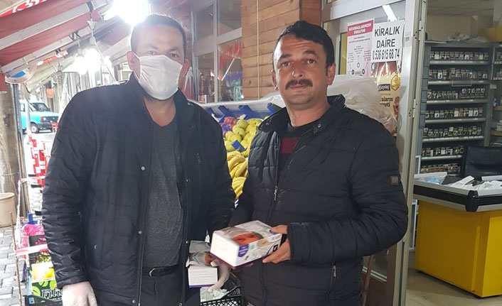 Hayırsever vatandaş esnaf ve halka maske dağıttı