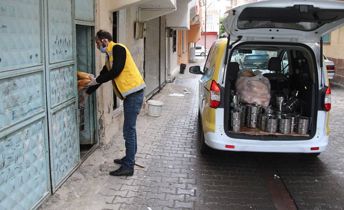 İhtiyaç sahibi ailelere iftarlık yemek