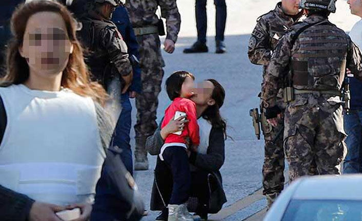 Eşi evi terk edince 2 çocuğunu silahla rehin aldı