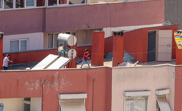Sokağa çıkamayan çocuklar çatıda uçurtma uçurdu