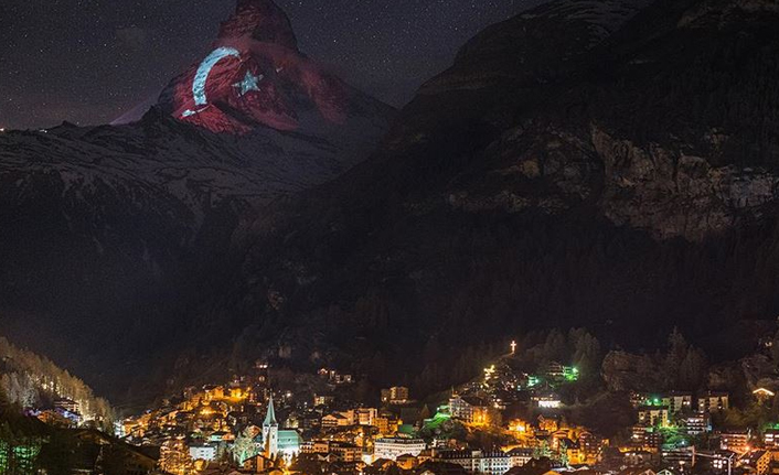Türk bayrağı İsviçre Alpleri'nin zirvesinde