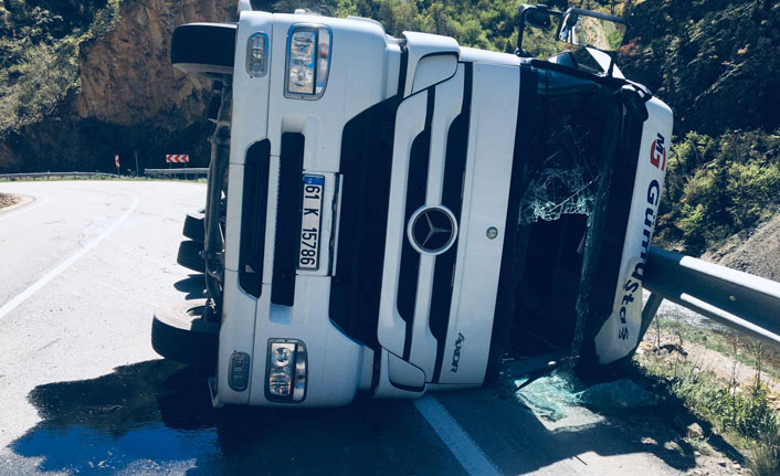 Komşu ilde Trabzon plakalı tanker devrildi