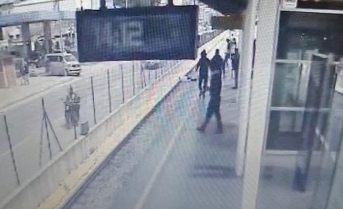 Fenalaşarak raylara düşen genç hayatını kaybetti