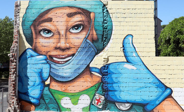 İtalya'da son 24 saatte 323 ölüm