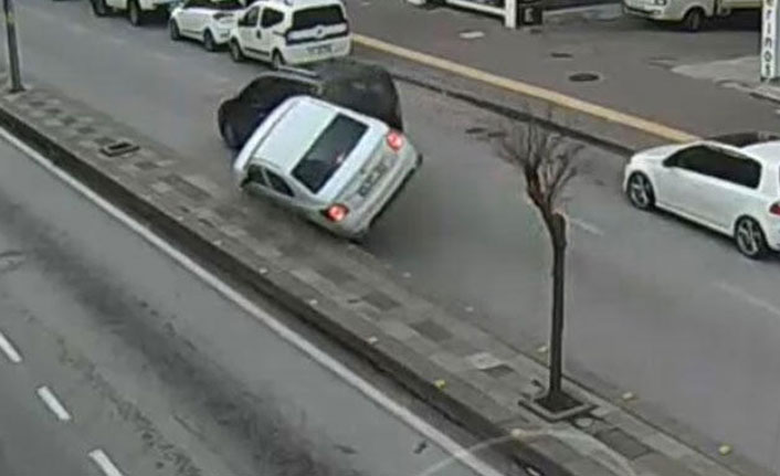 Trafik kazaları mobese kameralarına yansıdı