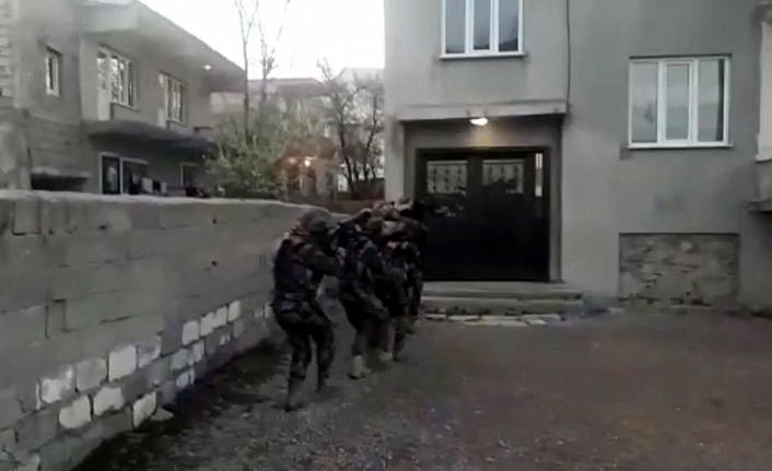 Van'da terör operasyonunda 14 kişi gözaltına alındı.