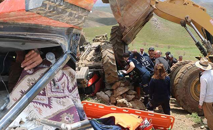 Devrilen traktörün altında can pazarı