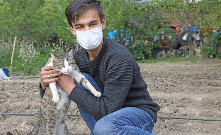 Korona virüsü yenip sevdiklerine kavuştu