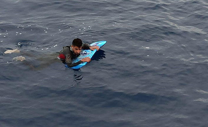 Yunanistan'a sörf tahtasıyla geçmeye çalışan sığınmacı yakalandı