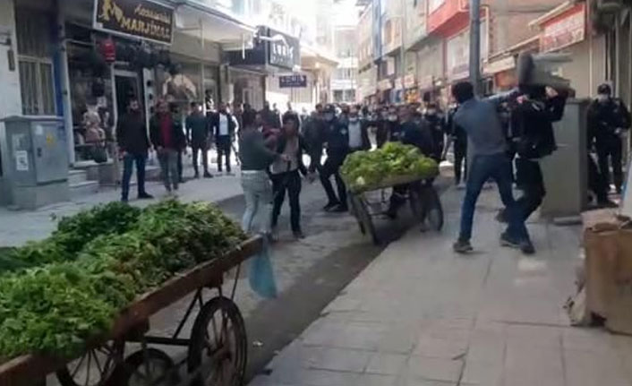 Zabıta ile seyyar satıcılar birbirine girdi!