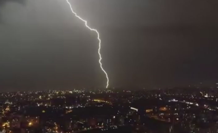 Geceyi aydınlatan şimşekler havadan görüntülendi