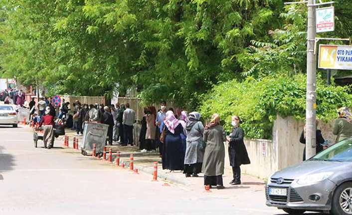 Adıyaman'da, PTT önünde uzun kuyruk
