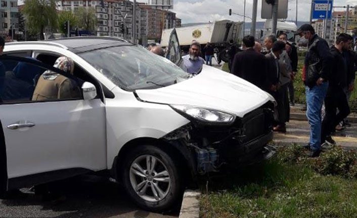 TIR ile cip çarpıştı: 2 yaralı