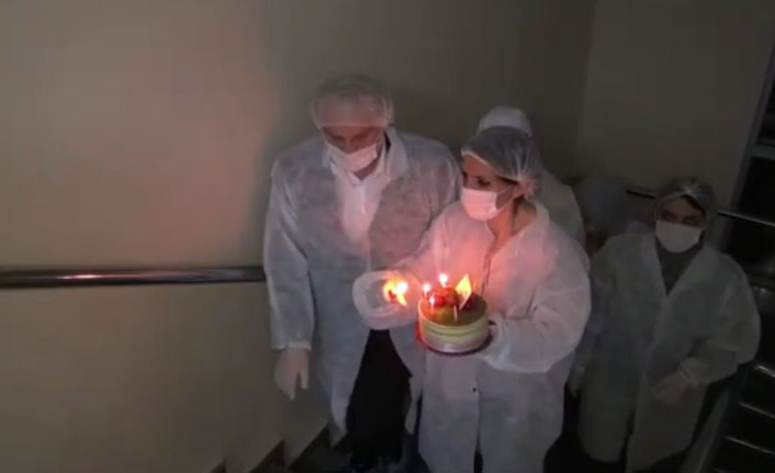 Trabzon'da Karantinadaki 75 yaşındaki kadına doğum günü sürprizi