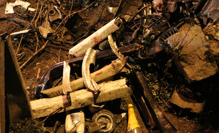 İstinat duvarına çarpan araç hurdaya döndü: Ölü ve yaralılar var