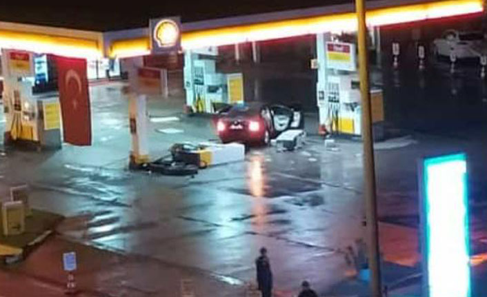Trabzon'da faciadan dönüldü! Araçla benzin istasyonuna daldı