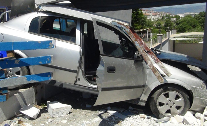 Kontrolden çıkan araç markete girdi!