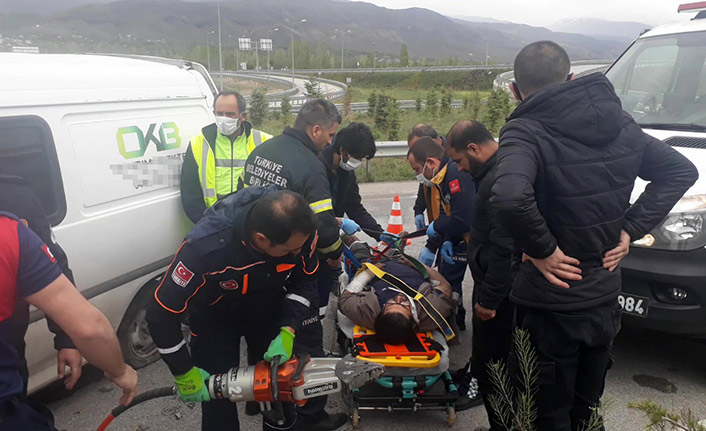 Aydınlatma direğine çarpan kamyonetin sürücüsü ağır yaralı