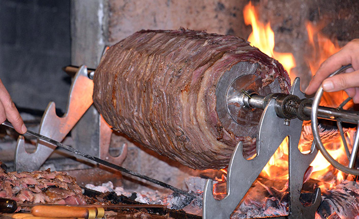 'Cağ kebabı' için her gün 200 'kuzu' kesiliyor