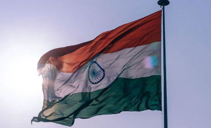 Hindistan'da askeri helikopter düştü